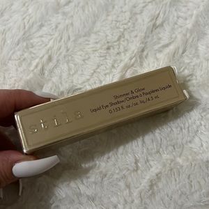 Stila Shimmer and glow liquid eye shadow color Jezebel New